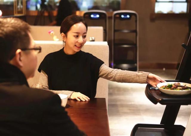 鄂州首家引入机器人智能服务的大酒店，既能传菜又能说话卖萌